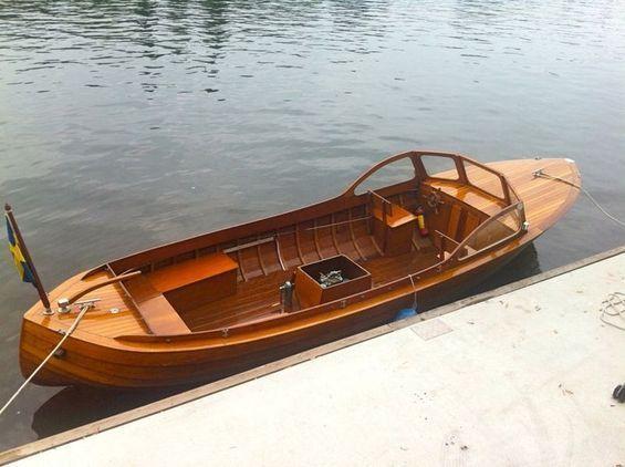 Motorboot aus Mahagoni