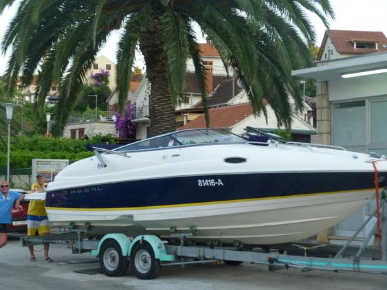 Regal - 2450 Cuddy mit Trailer